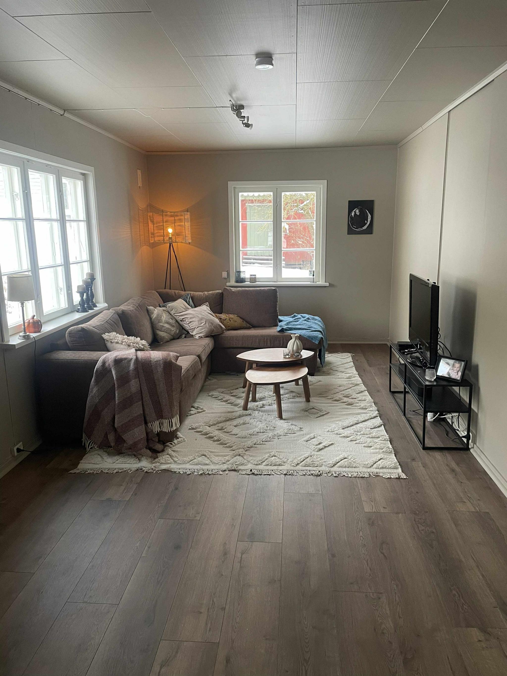 Romslig stue med god plass til sofa